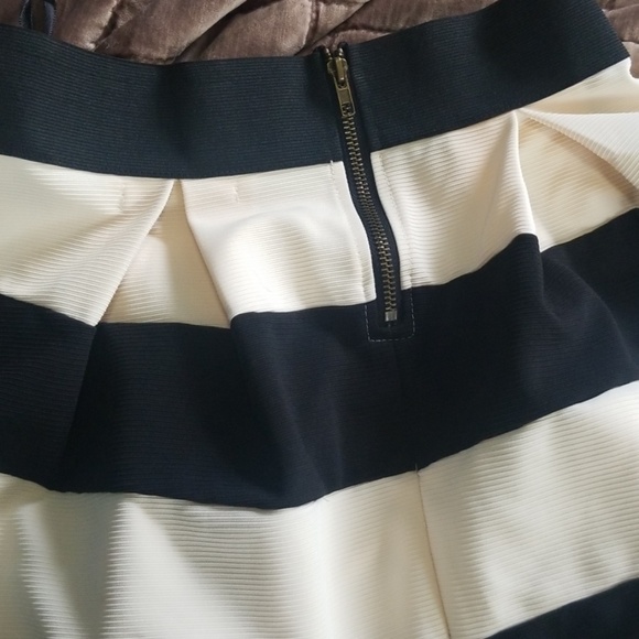 Mini skirt - Picture 3 of 3